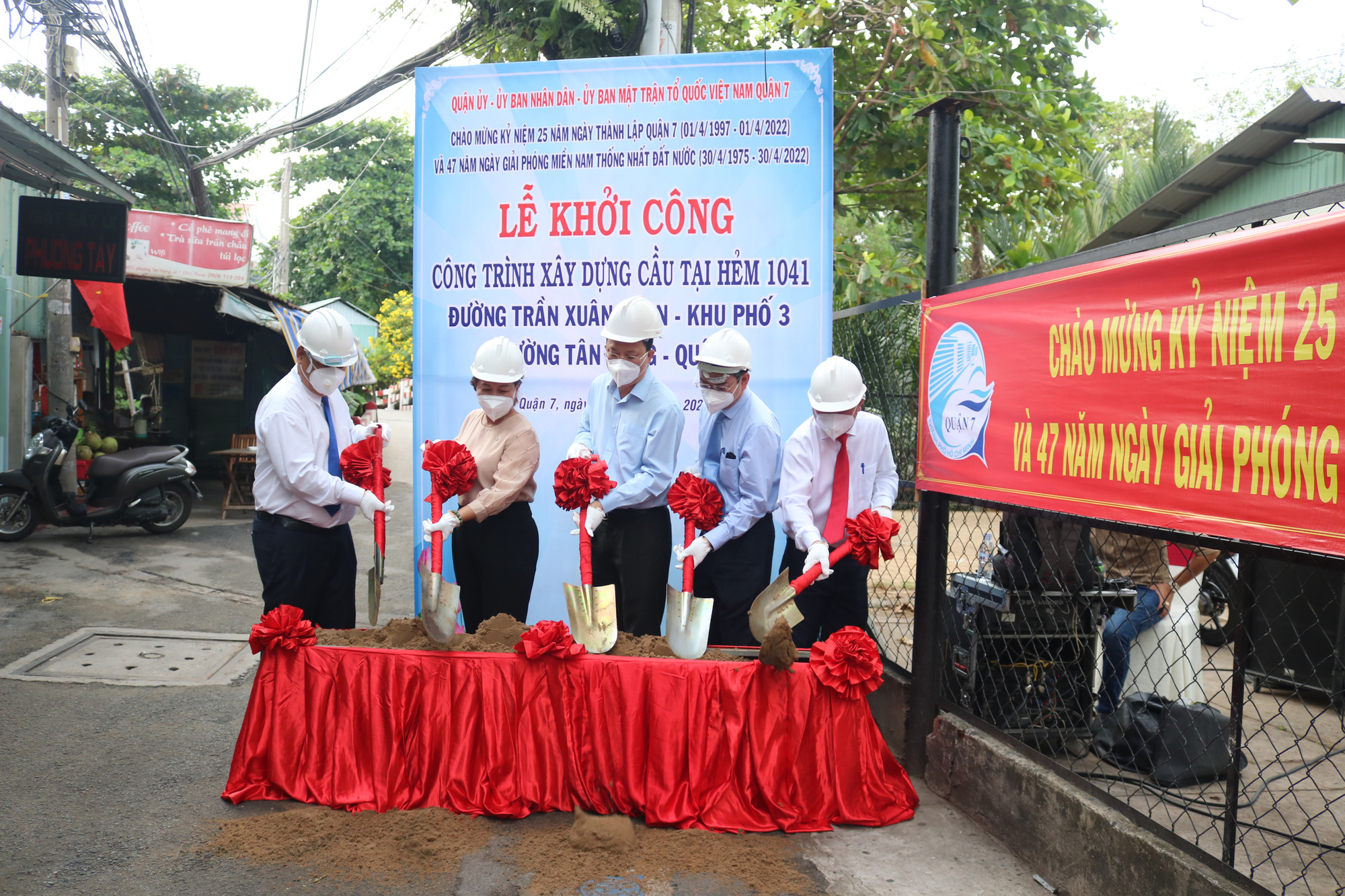 Ngày ngập niềm vui tại các con hẻm ở quận 7, TP HCM