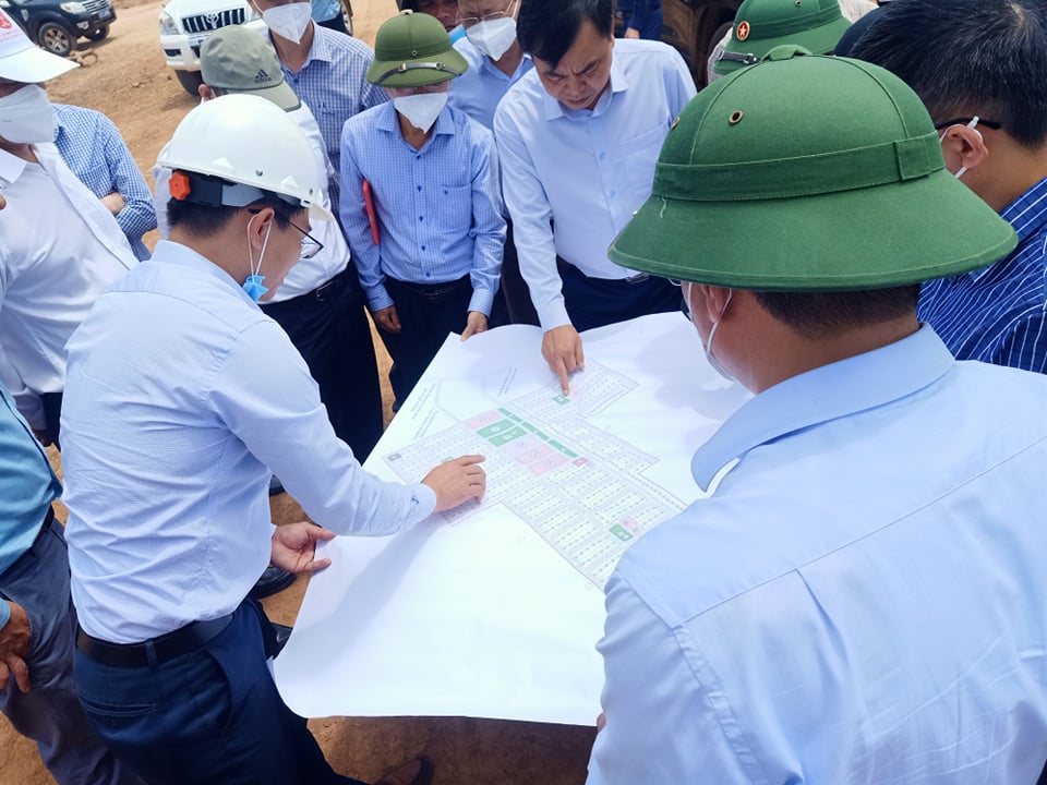 H&agrave;ng ng&agrave;n người d&acirc;n vẫn chưa được di dời ra khỏi l&ograve;ng hồ thủy lợi ng&agrave;n tỉ - Ảnh 1.