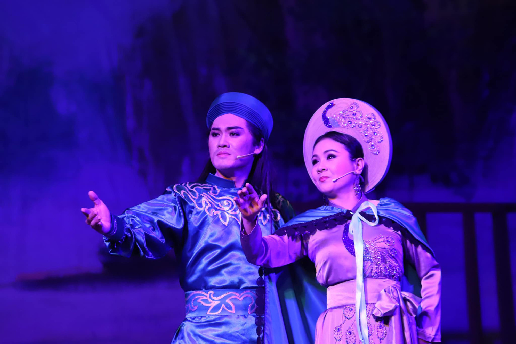 NSND Thanh Ngân yểm trợ kép trẻ Nguyễn Văn Khởi trong "Tiếng trống Mê Linh"