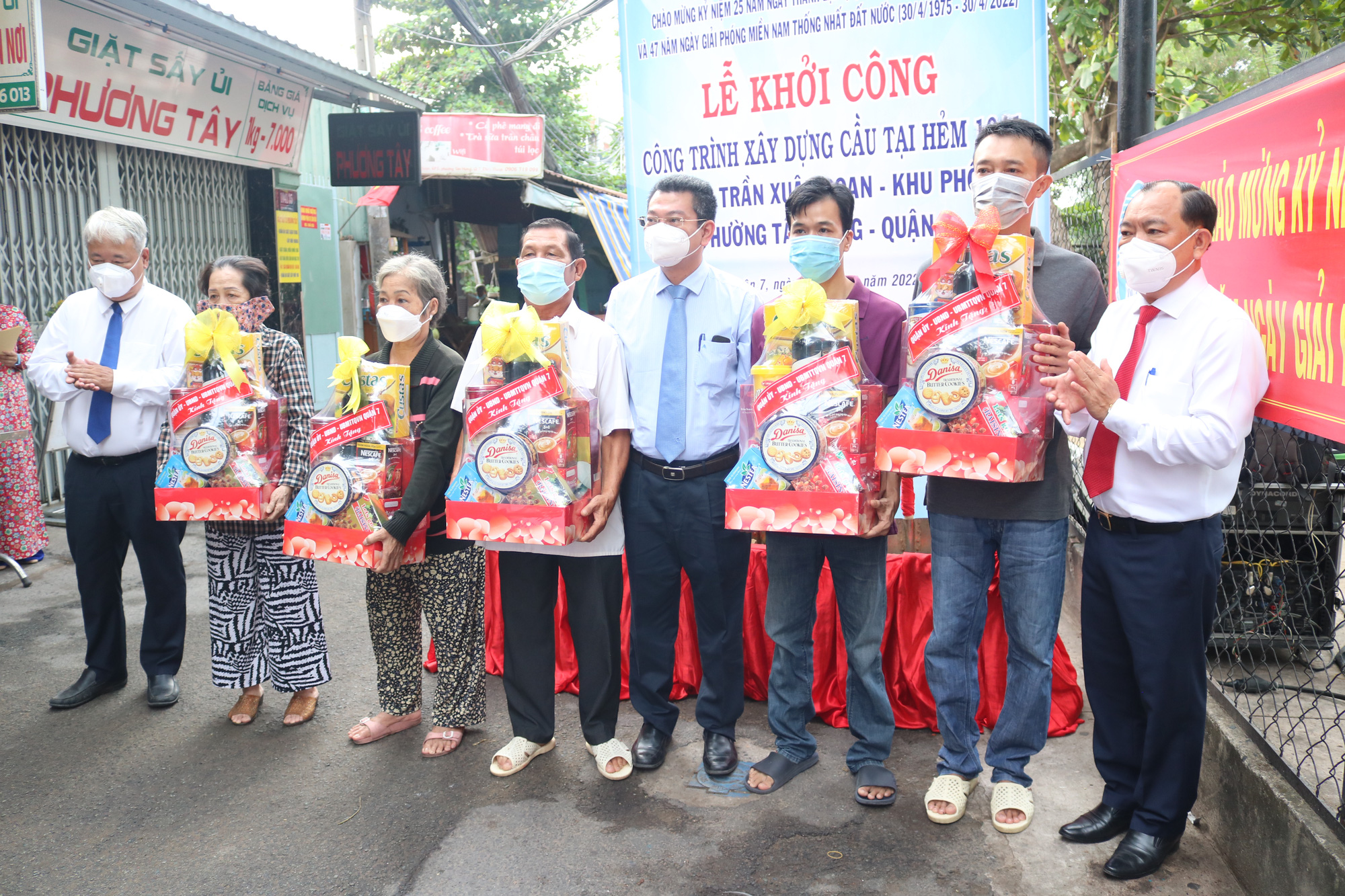 Ng&agrave;y ngập niềm vui tại c&aacute;c con hẻm ở quận 7, TP HCM - Ảnh 5.
