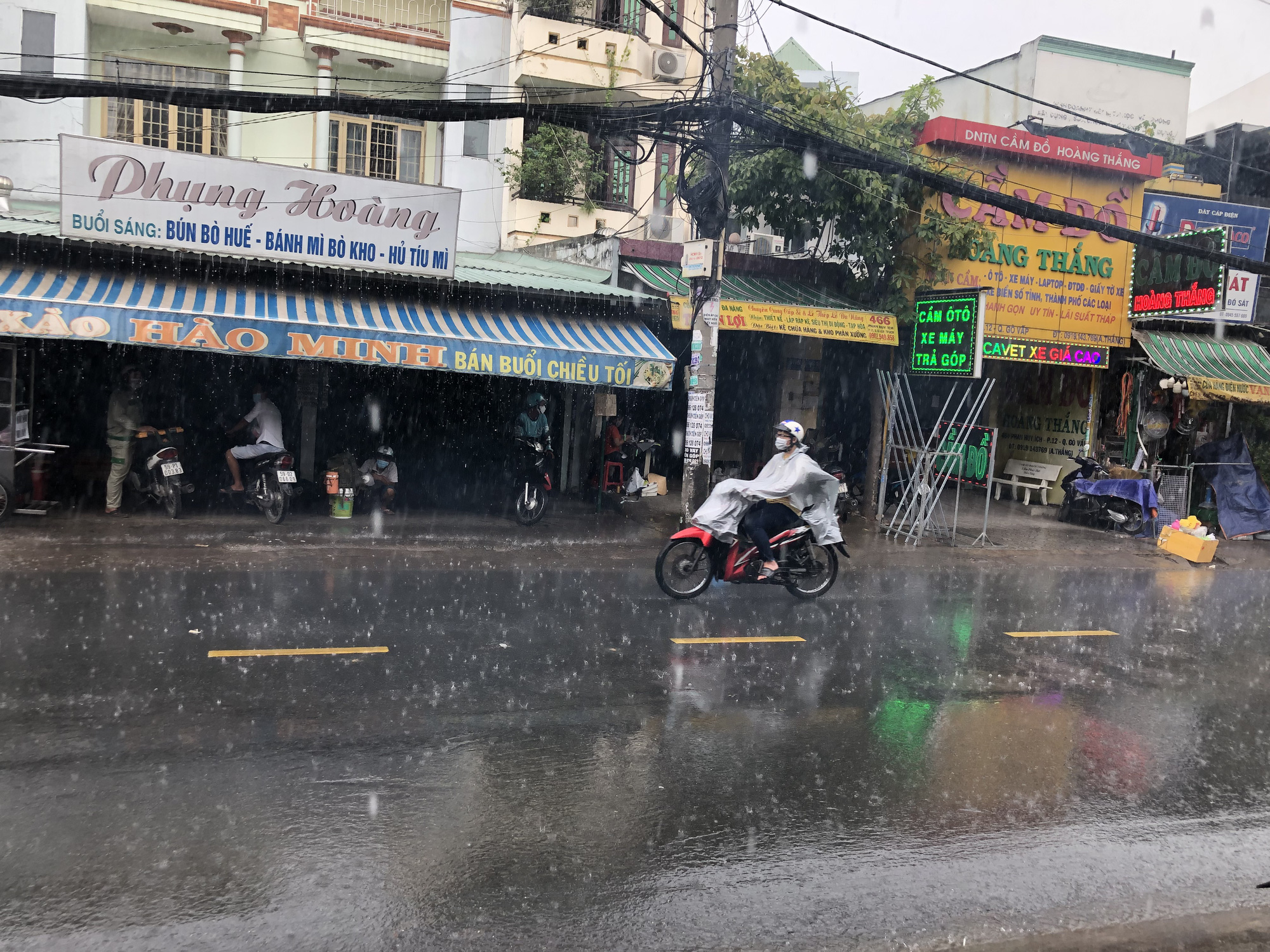 Nhiều đường ở TP HCM ngập nước, cảnh b&aacute;o mưa gi&ocirc;ng tại c&aacute;c quận trung t&acirc;m - Ảnh 1.
