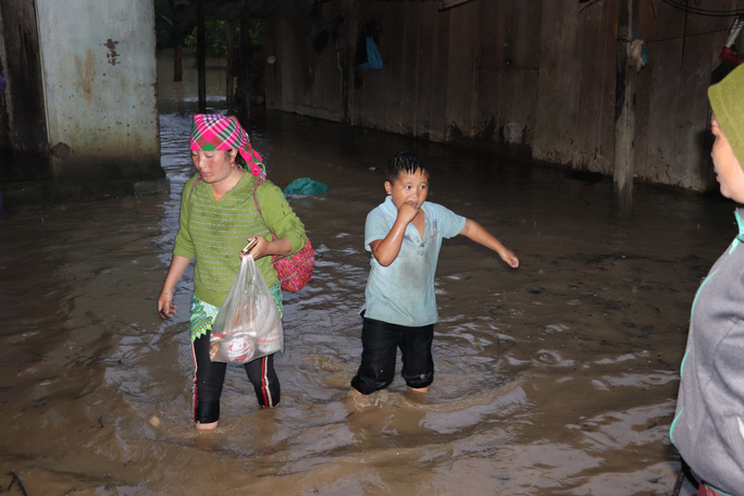 H&agrave;ng ng&agrave;n người d&acirc;n vẫn chưa được di dời ra khỏi l&ograve;ng hồ thủy lợi ng&agrave;n tỉ - Ảnh 2.