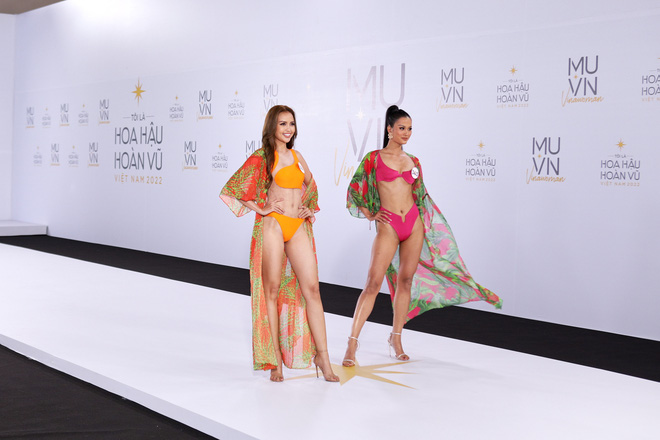 Bikini thi&ecirc;u ch&aacute;y s&acirc;n khấu Hoa hậu Ho&agrave;n vũ 2022 - Ảnh 21.