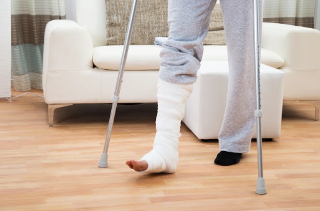 Nam thanh niên bị đánh ghen gãy chân khi đứng nói chuyện với vợ người khác