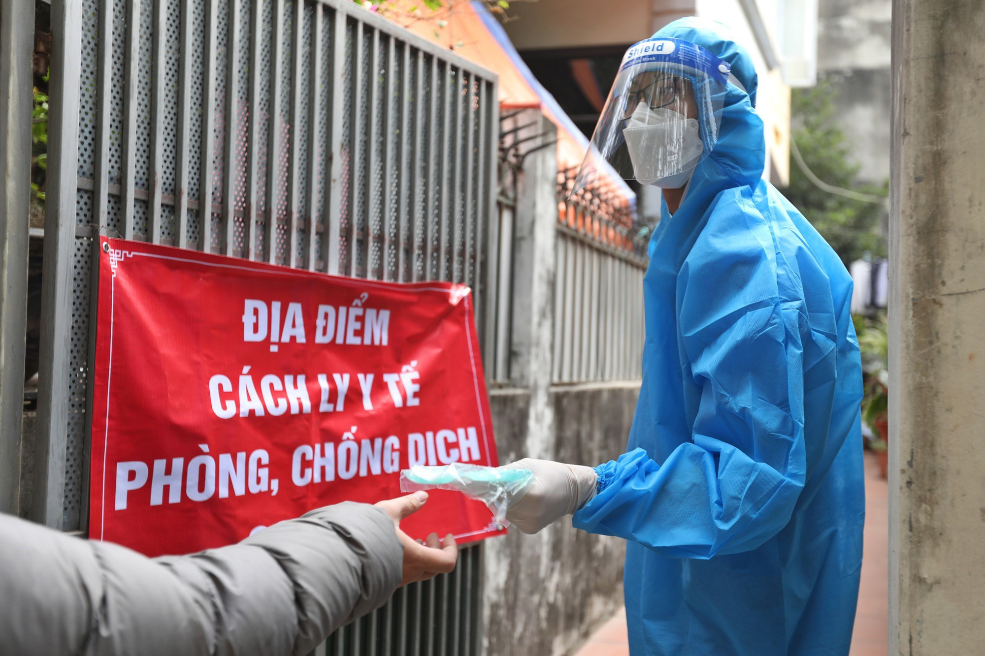 F0 đã khỏi, ở cùng phòng với F0 có sao không?