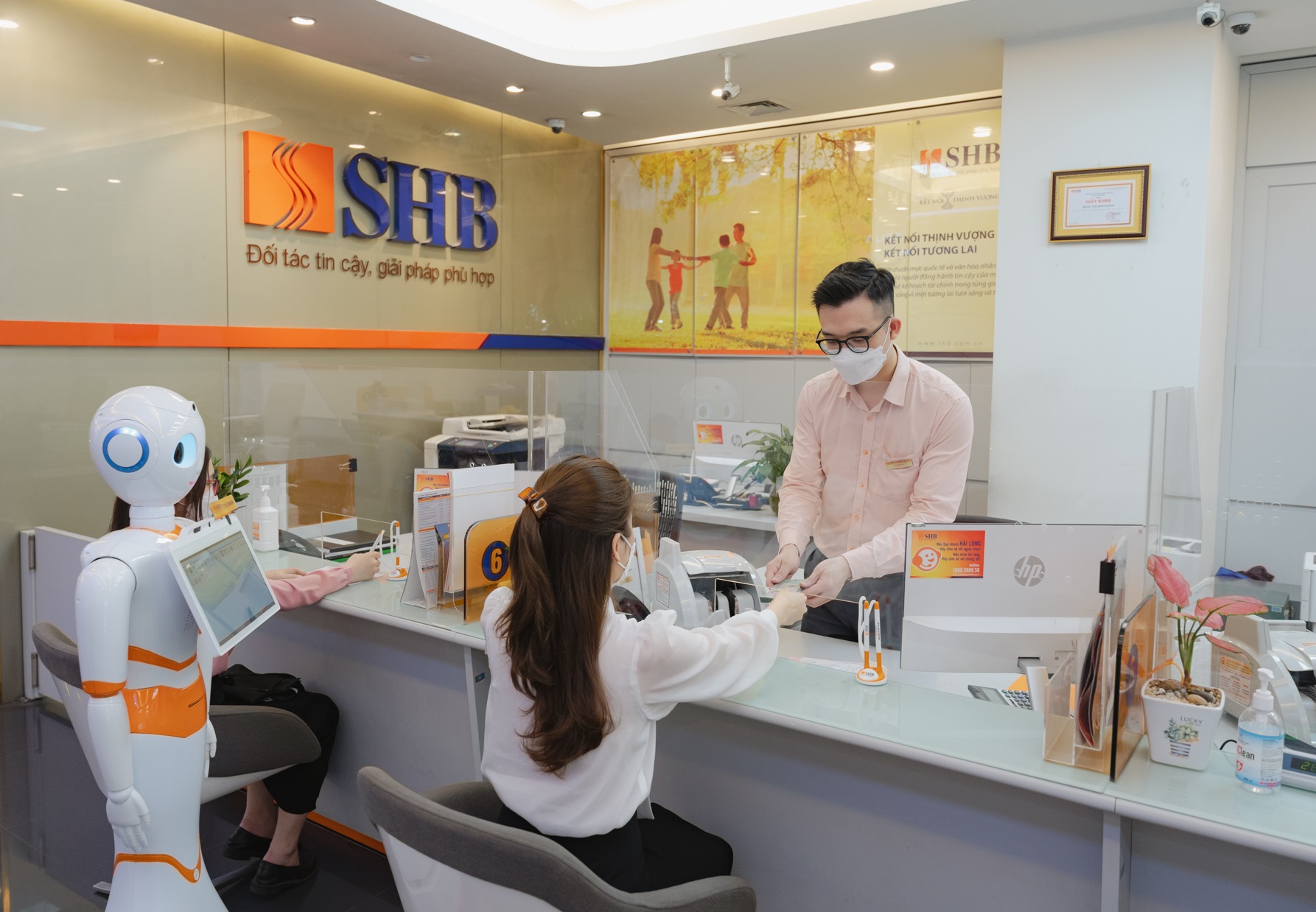 N&acirc;ng cao trải nghiệm kh&aacute;ch h&agrave;ng, SHB đưa Robot th&ocirc;ng minh v&agrave;o phục vụ giao dịch - Ảnh 2.