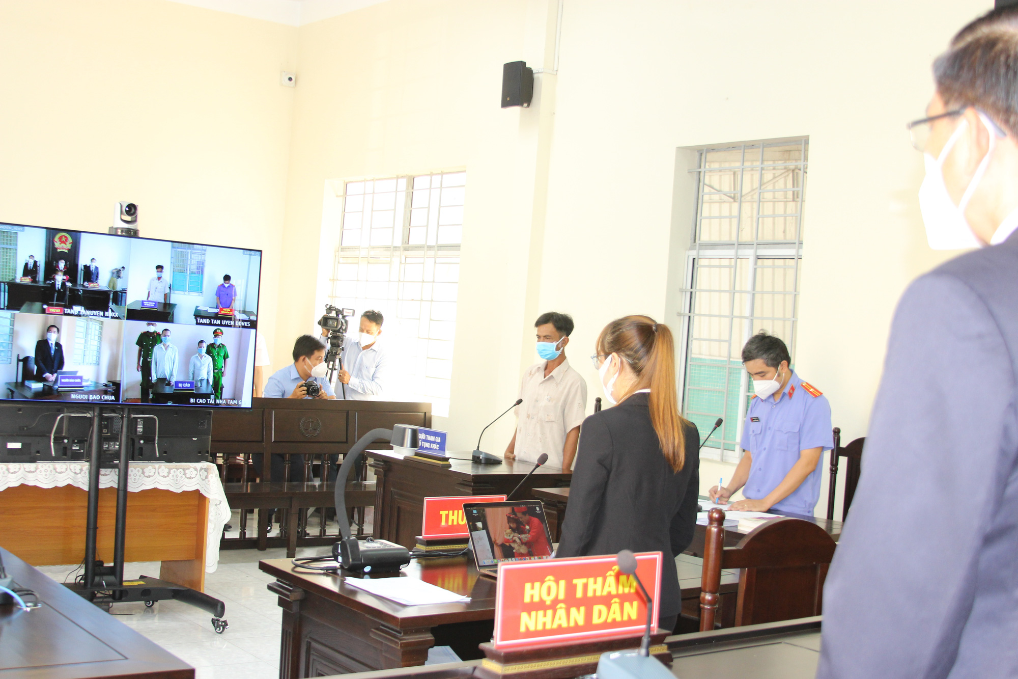Sử dụng thiết bị kh&ocirc;ng m&aacute;y t&iacute;nh tại phi&ecirc;n t&ograve;a trực tuyến cấp huyện đầu ti&ecirc;n ở B&igrave;nh Dương - Ảnh 2.