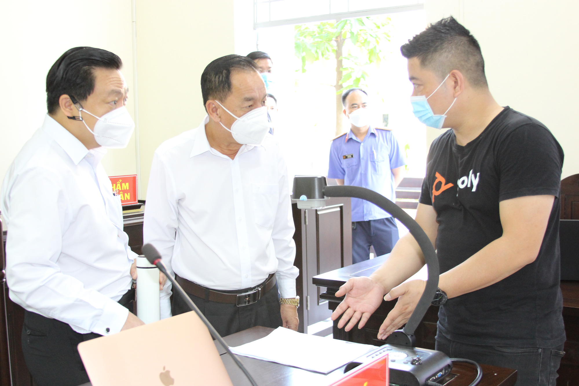 Sử dụng thiết bị không máy tính tại phiên tòa trực tuyến cấp huyện đầu tiên ở Bình Dương