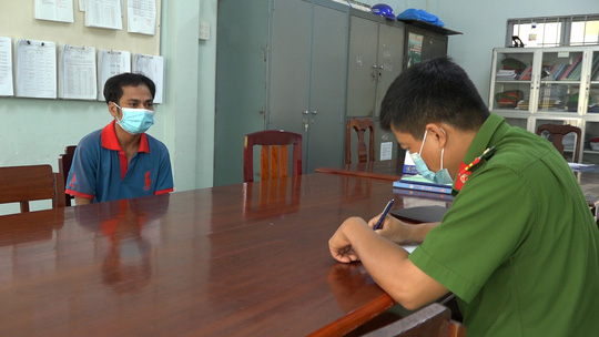Bắt giữ gã cha dượng nhiều lần hiếp dâm “con nuôi” - Ảnh 2.