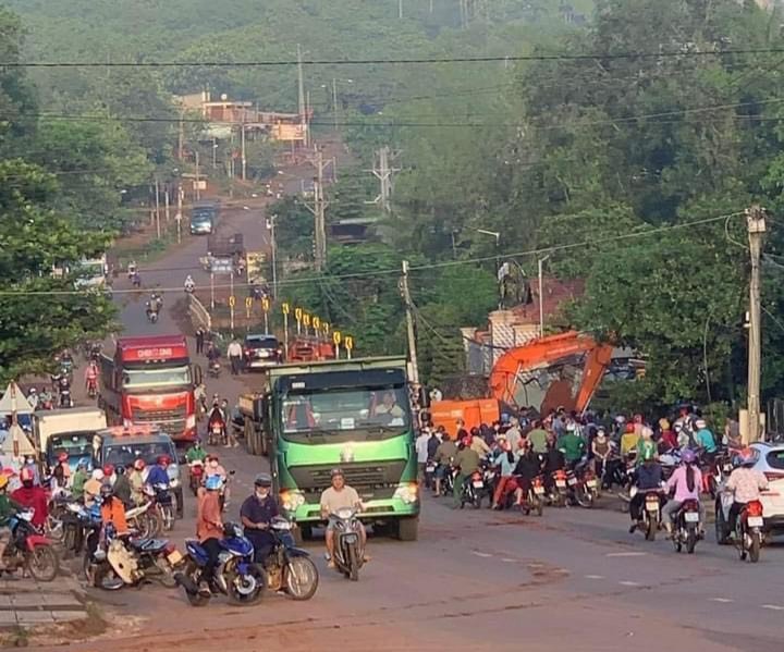 Xe tải lật v&agrave;o qu&aacute;n ăn g&acirc;y tai nạn kinh ho&agrave;ng, 2 người chết - Ảnh 1.