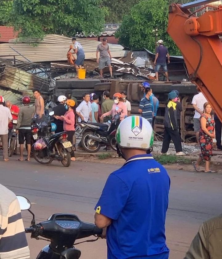 Xe tải lật v&agrave;o qu&aacute;n ăn g&acirc;y tai nạn kinh ho&agrave;ng, 2 người chết - Ảnh 3.
