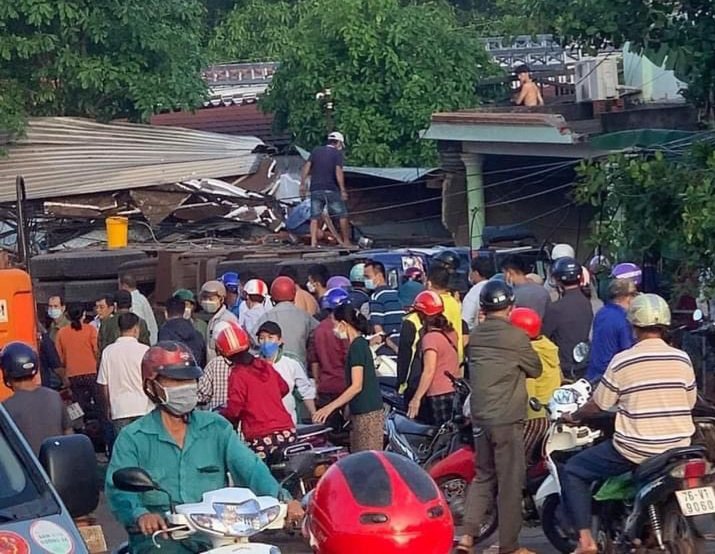 Xe tải lật vào quán ăn gây tai nạn kinh hoàng, 2 người chết