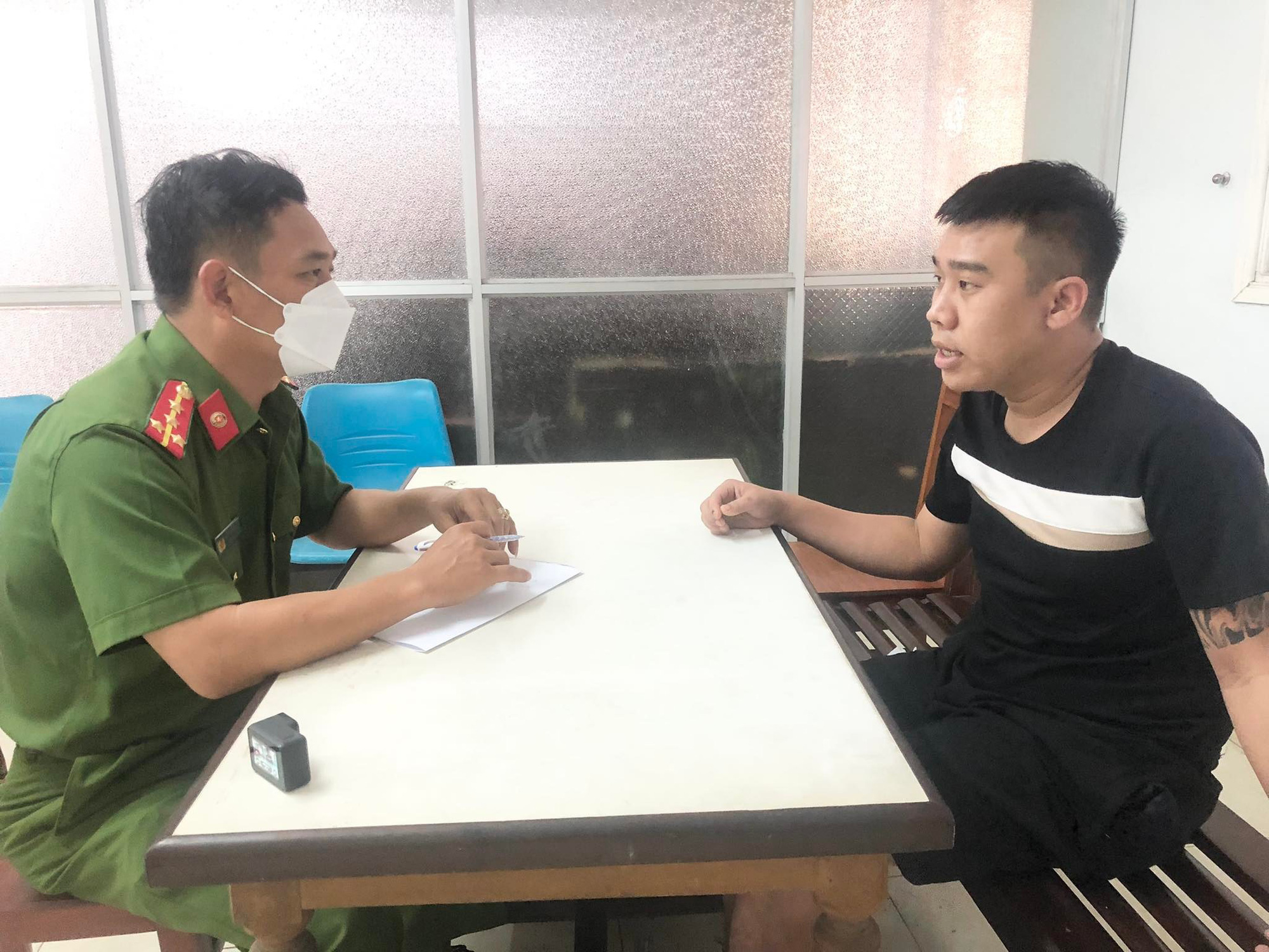M&acirc;u thuẫn khi đi khai trương qu&aacute;n nhậu, đối tượng k&iacute;ch động hỗn chiến rồi nổ s&uacute;ng - Ảnh 2.