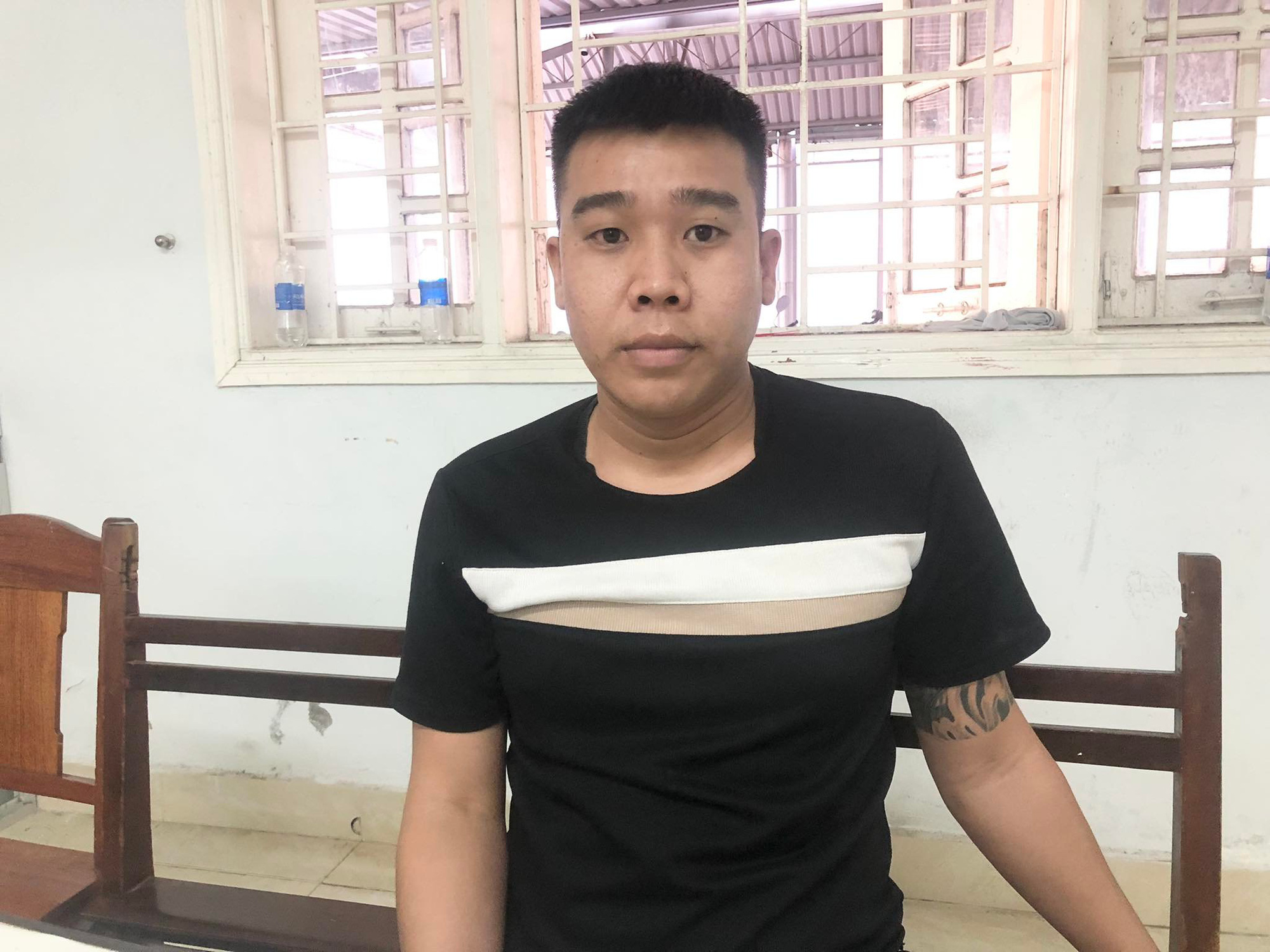 M&acirc;u thuẫn khi đi khai trương qu&aacute;n nhậu, đối tượng k&iacute;ch động hỗn chiến rồi nổ s&uacute;ng - Ảnh 1.