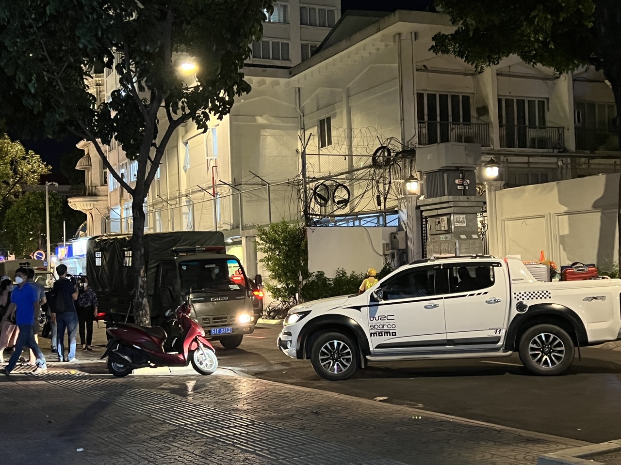 Clip c&ocirc;ng an đến kh&aacute;m x&eacute;t nh&agrave; b&agrave; Nguyễn Phương Hằng - Ảnh 1.