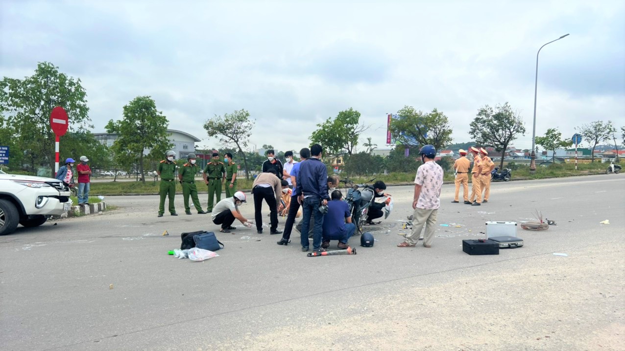 Anh em thợ hồ thương vong sau va chạm với ô tô 7 chỗ - Ảnh 1.