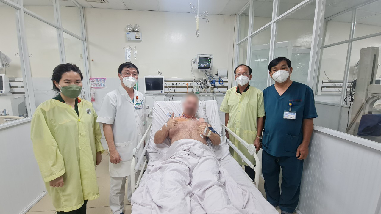 Bị nhồi máu cơ tim, nam phi công được cứu sống kịp thời - Ảnh 1.