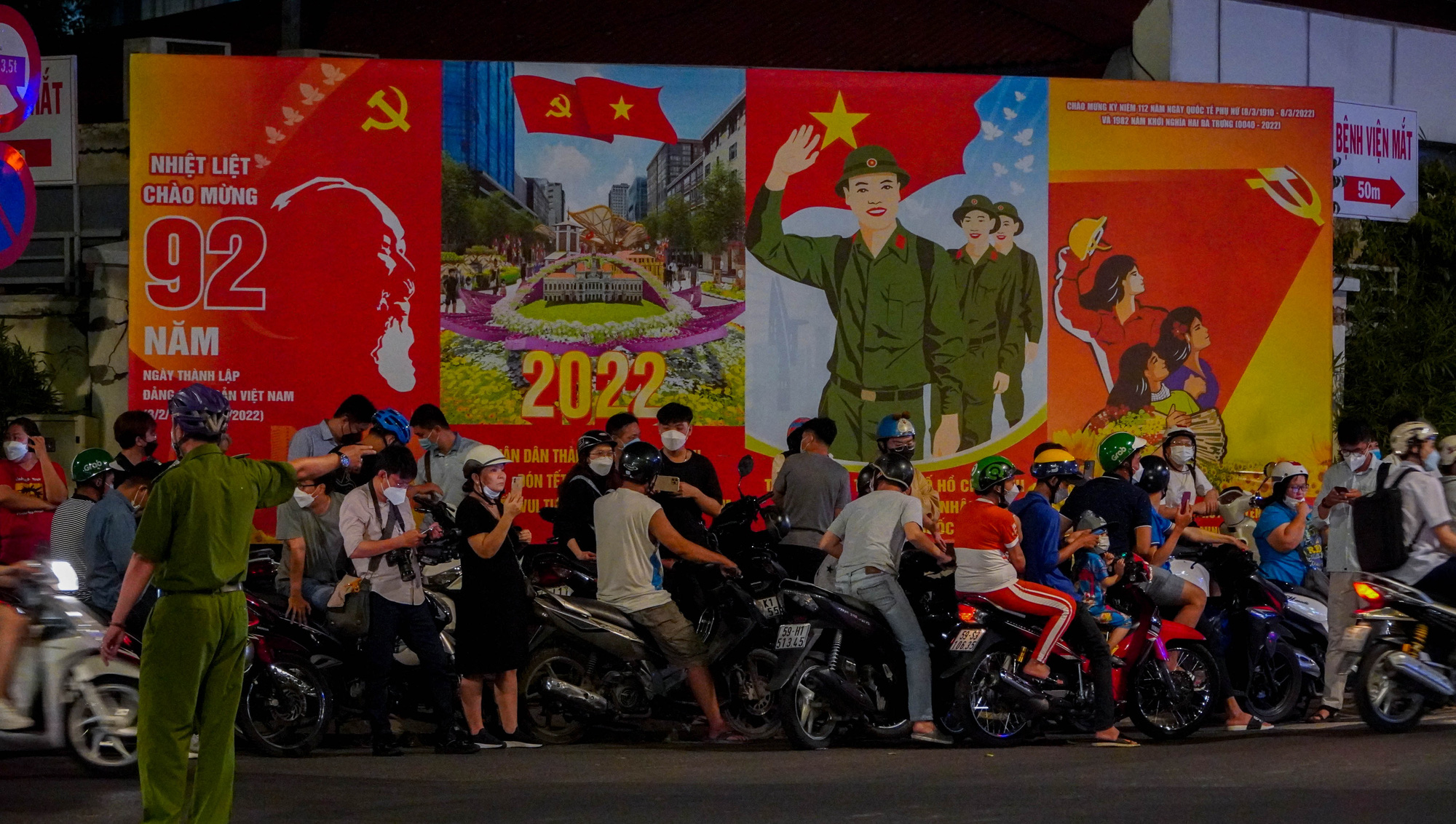 Đám đông vây quanh nhà bà Nguyễn Phương Hằng xuyên đêm - Ảnh 7.
