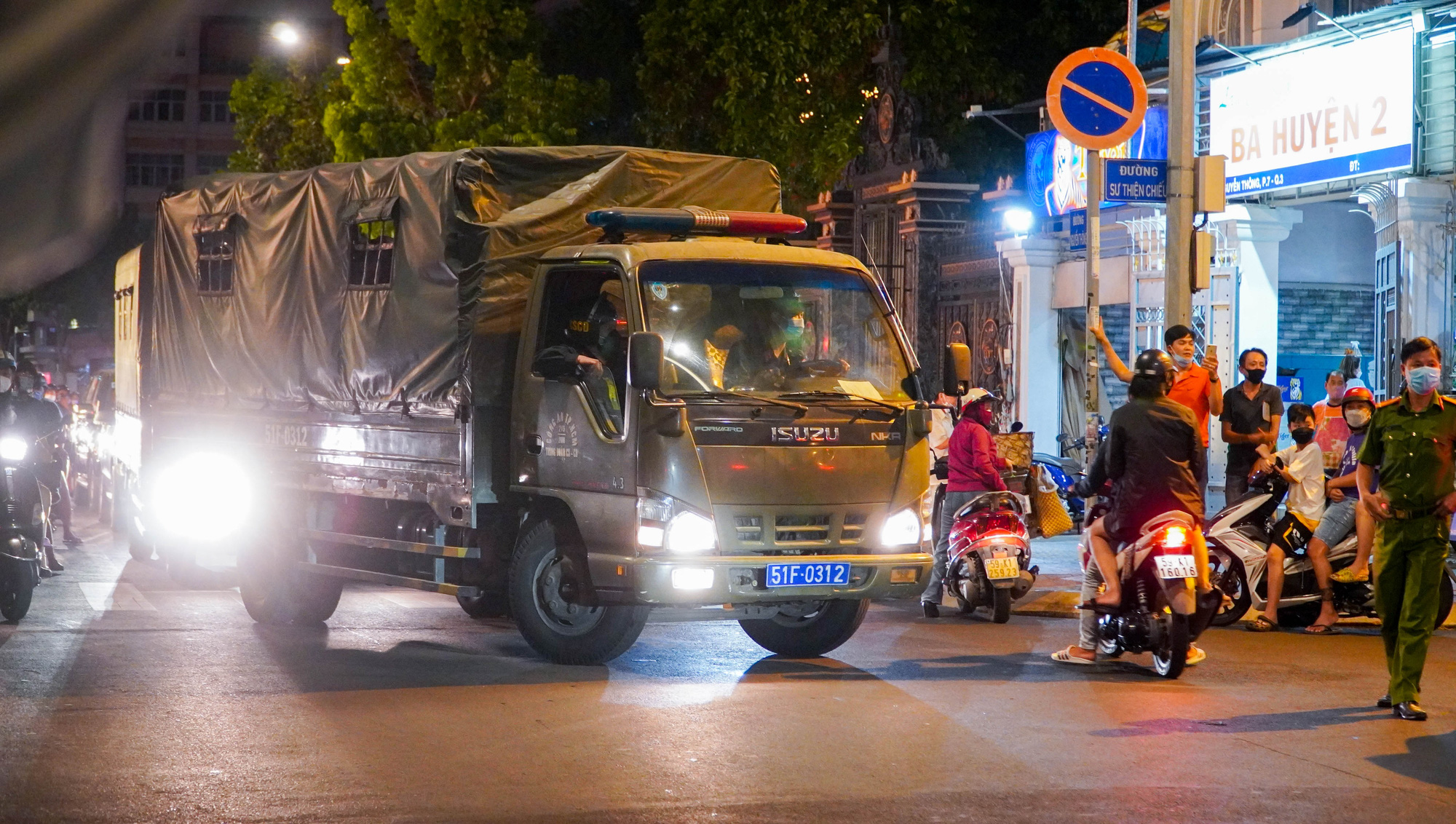 Đám đông vây quanh nhà bà Nguyễn Phương Hằng xuyên đêm - Ảnh 2.