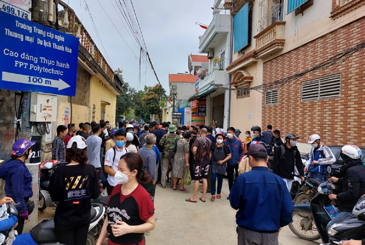 Đi xe SH xông vào cướp tiệm vàng, nam thanh niên bị vây đánh nhừ tử