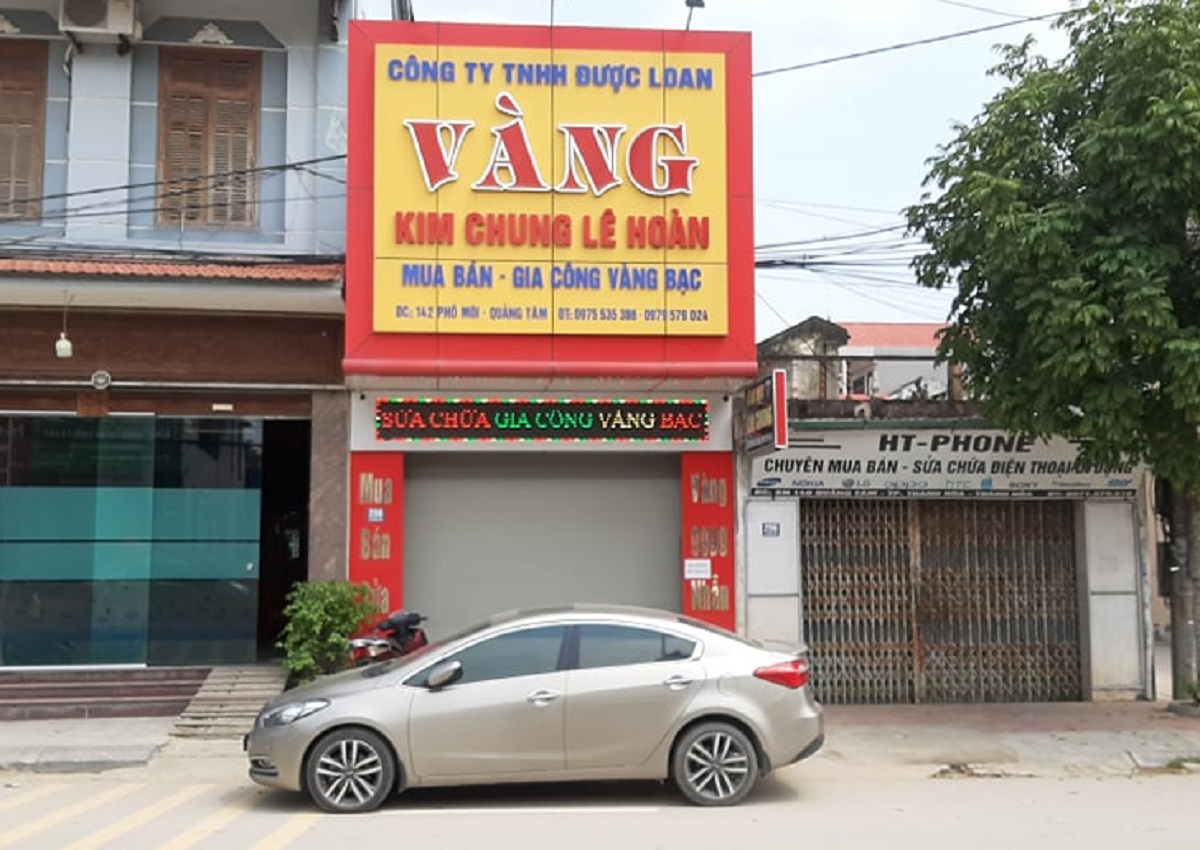 CLIP: Nam thanh niên mặc áo đen cầm súng vào cướp tiệm vàng - Ảnh 3.