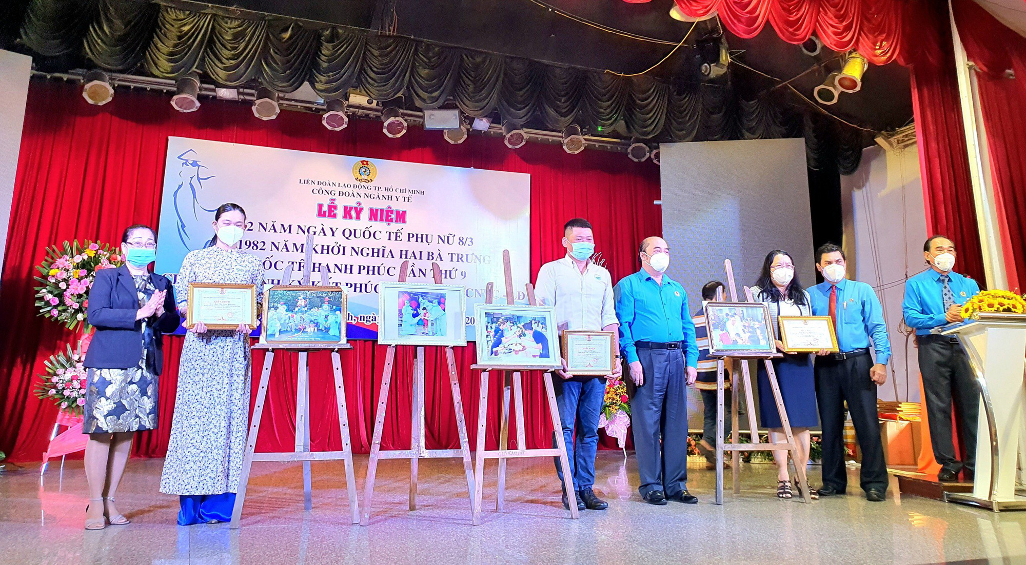Tôn vinh phụ nữ 2 giỏi