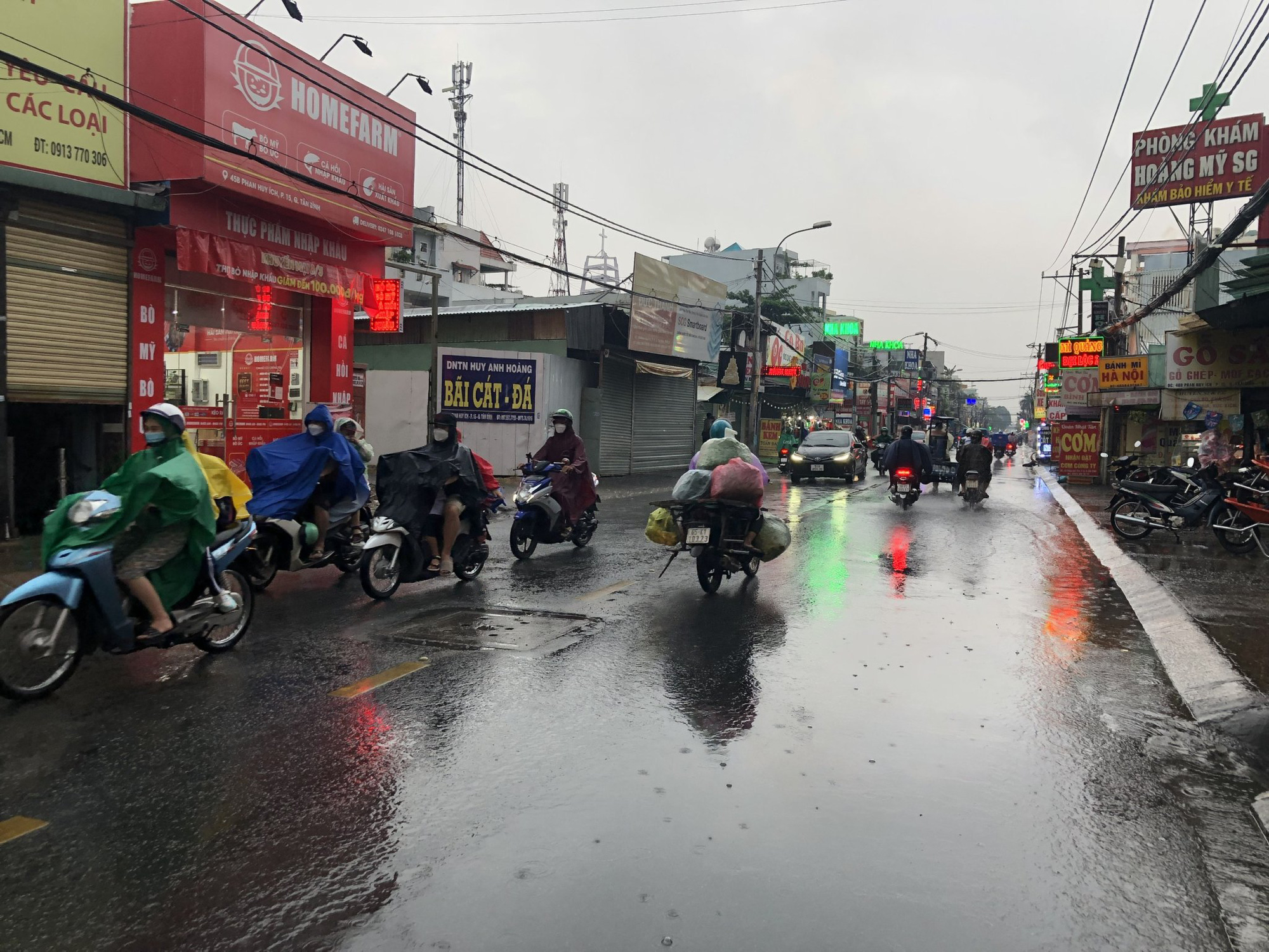 Mưa trái mùa liên tục xuất hiện ở TP HCM có bất thường?