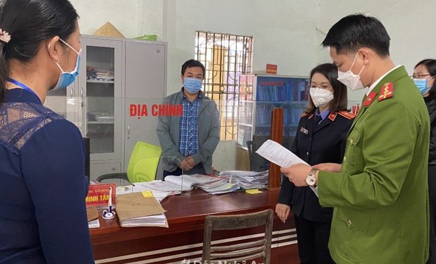 2 cán bộ địa chính đòi người dân "bồi dưỡng" 10-30 triệu đồng khi làm sổ đỏ