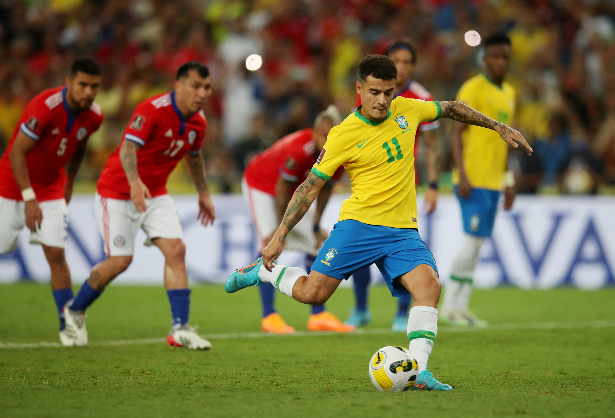 Brazil đại thắng 4 sao, Uruguay gi&agrave;nh v&eacute; ch&iacute;nh thức dự World Cup - Ảnh 3.