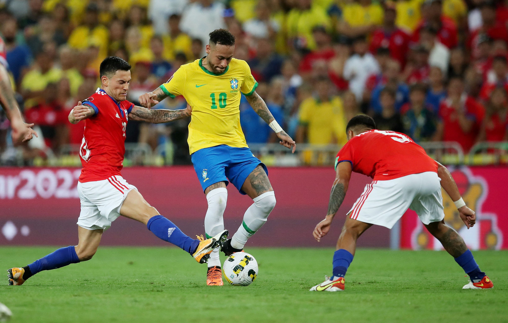 Brazil đại thắng 4 sao, Uruguay gi&agrave;nh v&eacute; ch&iacute;nh thức dự World Cup - Ảnh 1.