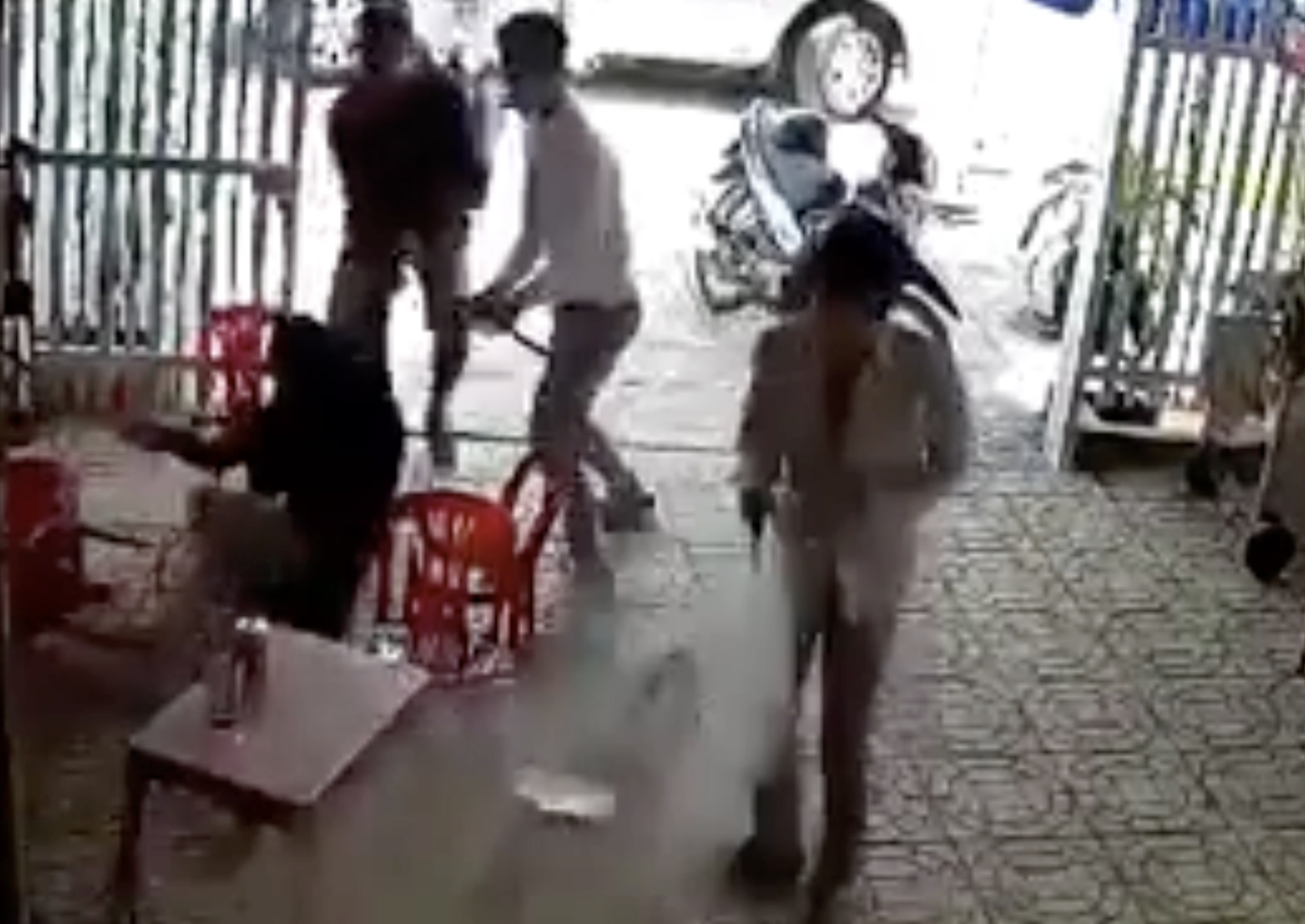 Chồng đâm chết người vì cứu vợ bị bắt cóc
