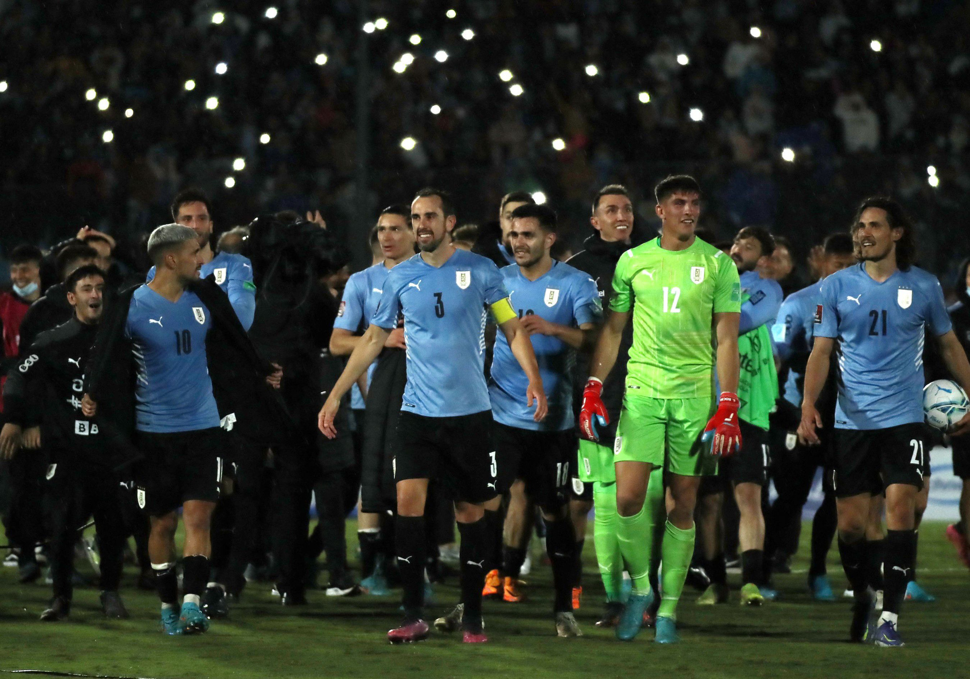 Brazil đại thắng 4 sao, Uruguay gi&agrave;nh v&eacute; ch&iacute;nh thức dự World Cup - Ảnh 6.