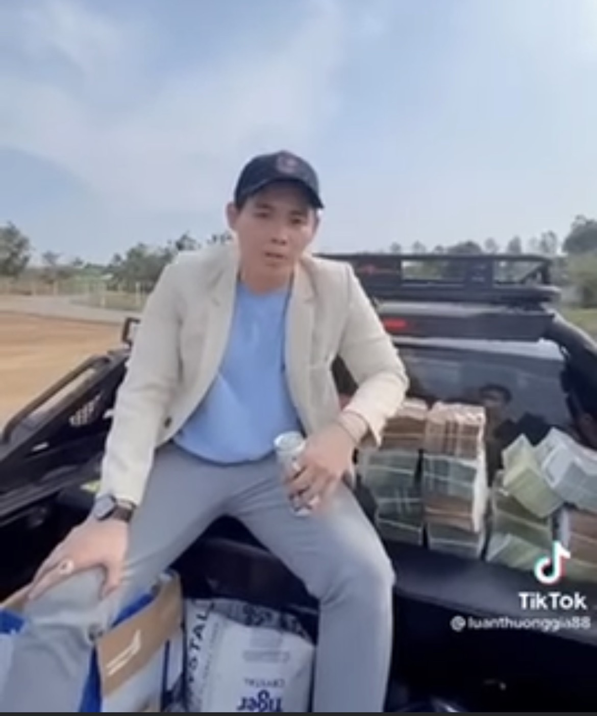 Người trong clip rải tiền "cho cá ăn" lên công an làm việc