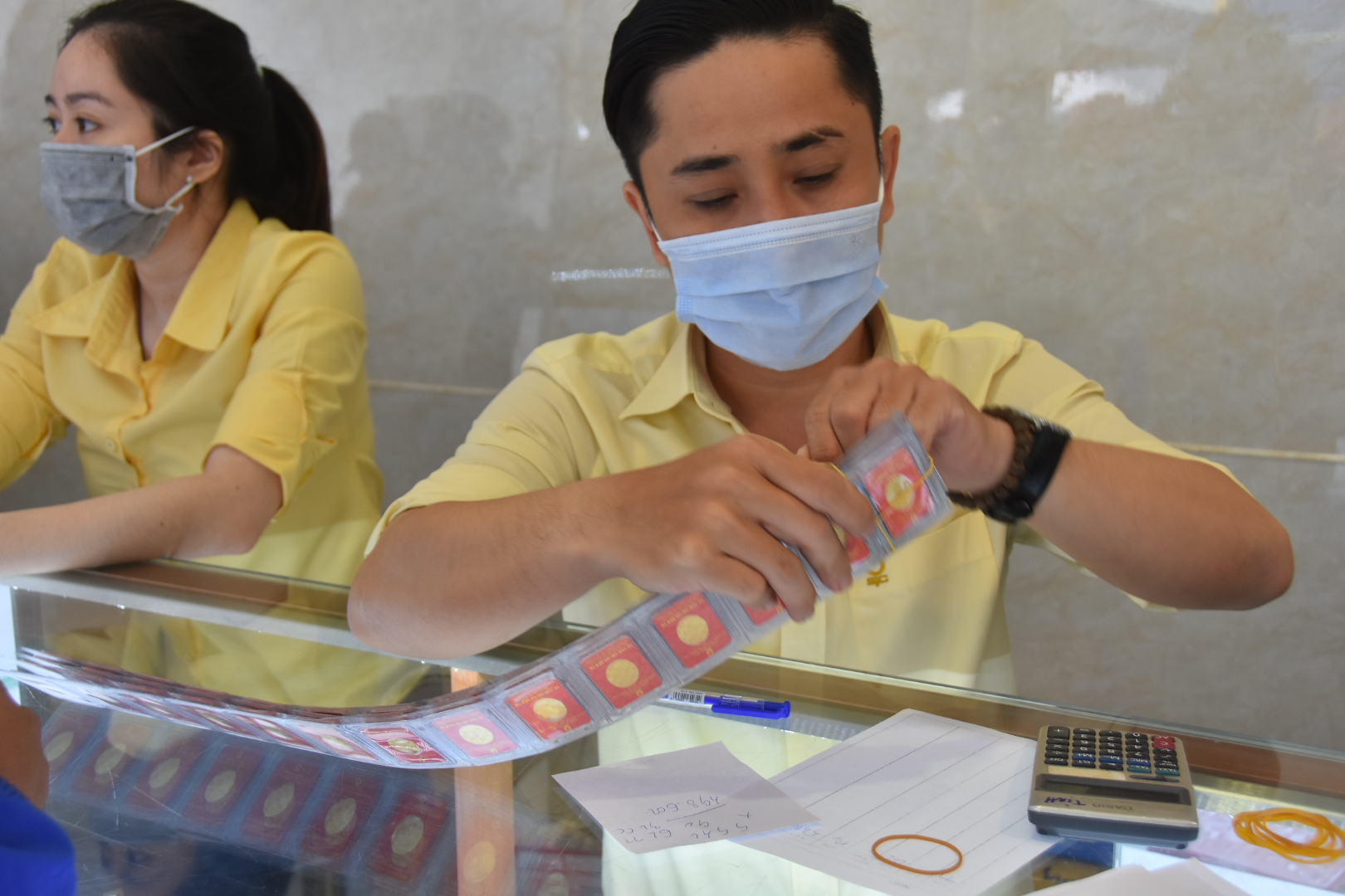 Giá vàng hôm nay 26-3: Vàng SJC bám chặt trên mốc 69 triệu đồng/lượng