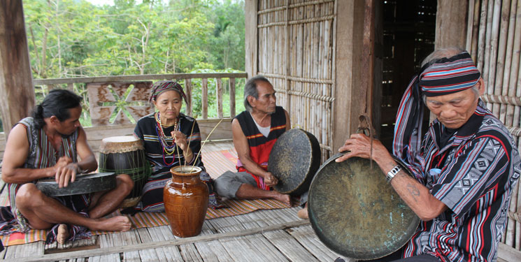 Tiếng chiêng ba mãi ngân vang - Ảnh 2.
