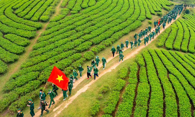Cuộc thi ảnh "Thiêng liêng cờ Tổ quốc": Cờ Tổ quốc trên mọi nẻo đường