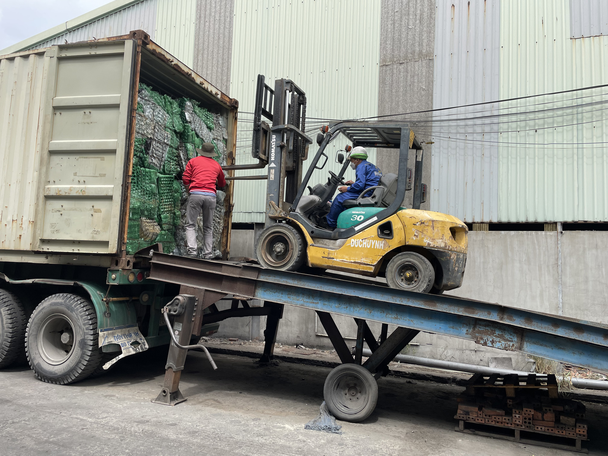 Cận cảnh ti&ecirc;u hủy 357 container h&agrave;ng kh&ocirc;ng đủ điều kiện nhập khẩu - Ảnh 4.