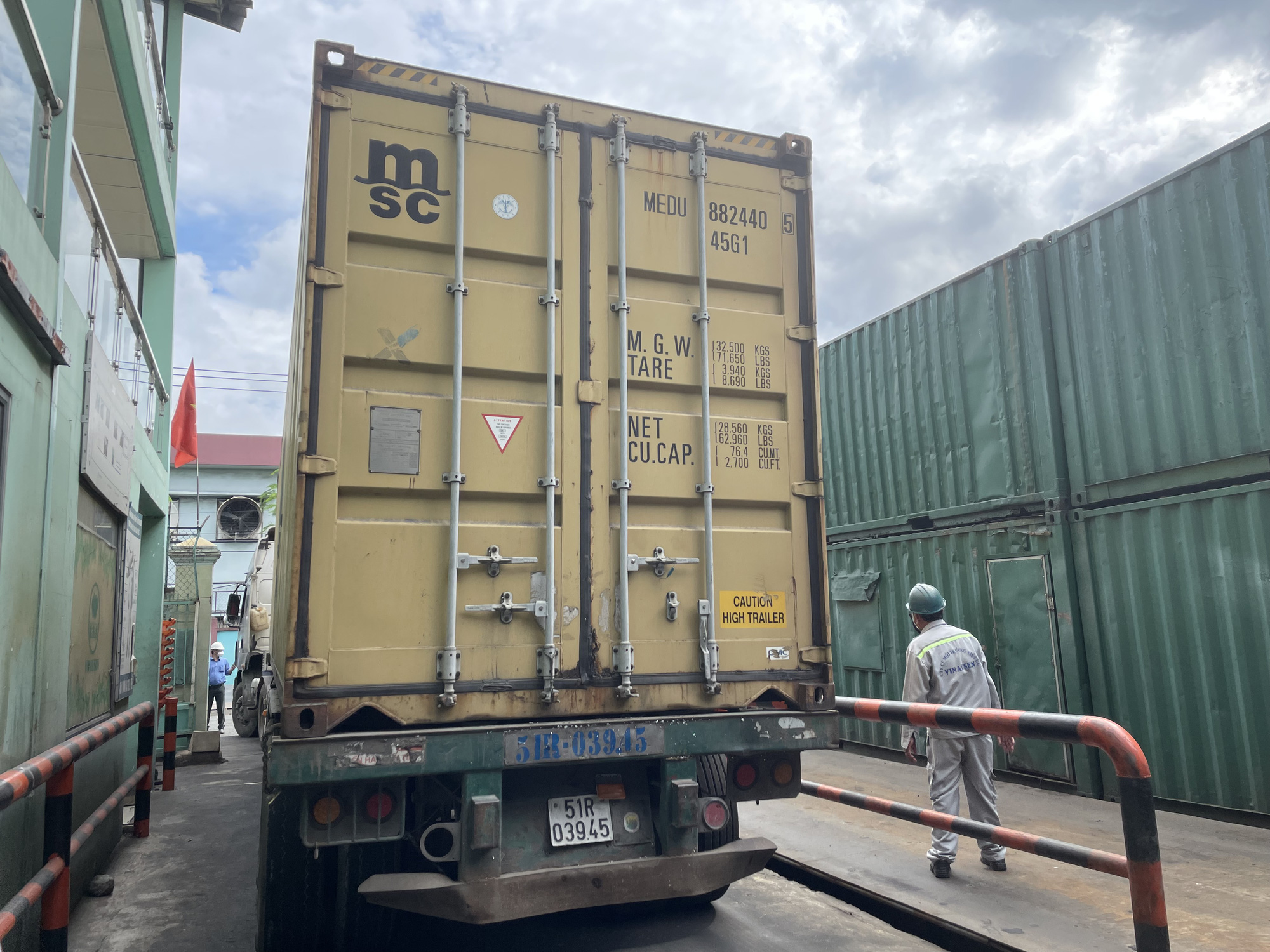 Cận cảnh ti&ecirc;u hủy 357 container h&agrave;ng kh&ocirc;ng đủ điều kiện nhập khẩu - Ảnh 6.