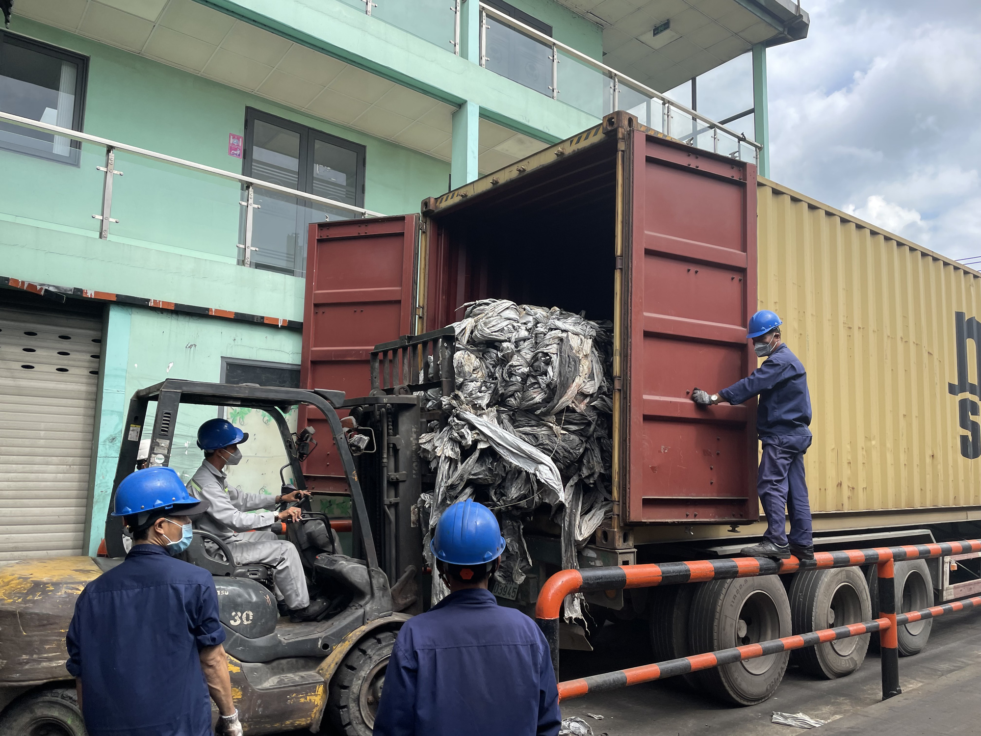 Cận cảnh ti&ecirc;u hủy 357 container h&agrave;ng kh&ocirc;ng đủ điều kiện nhập khẩu - Ảnh 5.