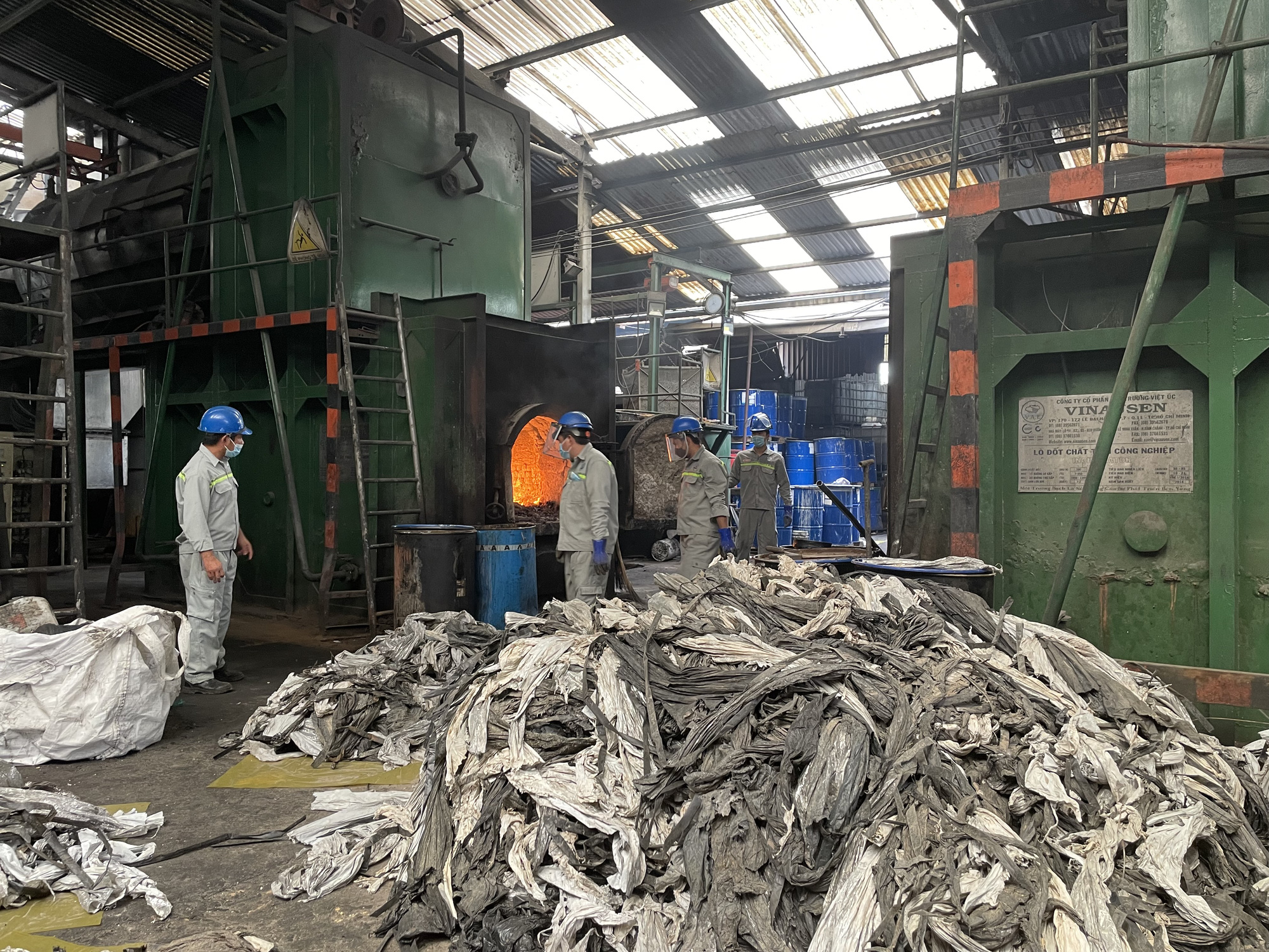Cận cảnh tiêu hủy 357 container hàng không đủ điều kiện nhập khẩu