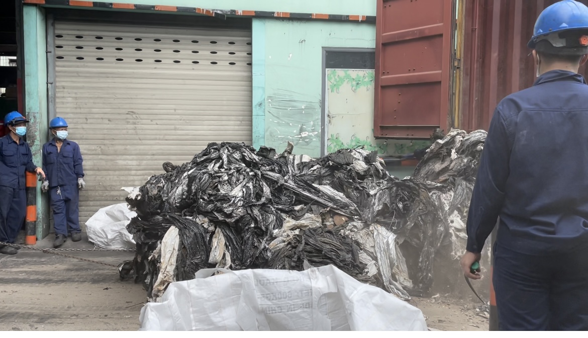 Cận cảnh ti&ecirc;u hủy 357 container h&agrave;ng kh&ocirc;ng đủ điều kiện nhập khẩu - Ảnh 7.