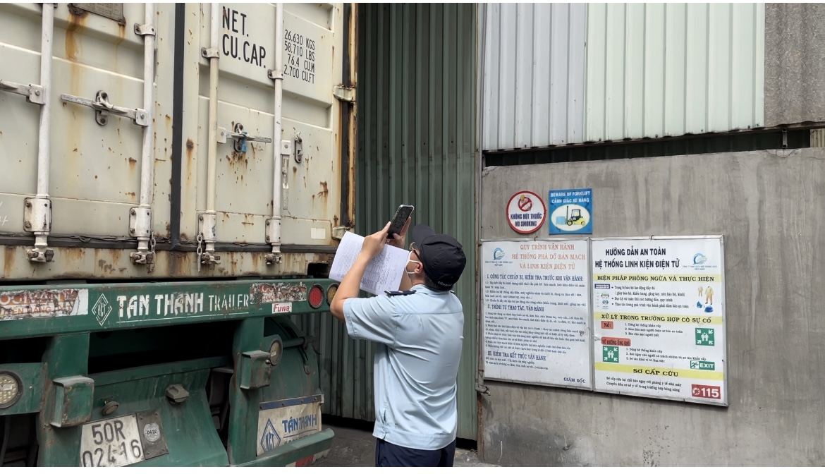 Cận cảnh ti&ecirc;u hủy 357 container h&agrave;ng kh&ocirc;ng đủ điều kiện nhập khẩu - Ảnh 2.