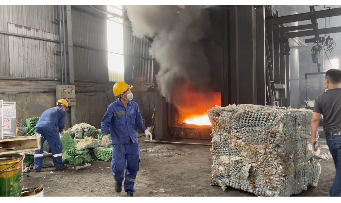 Cận cảnh ti&ecirc;u hủy 357 container h&agrave;ng kh&ocirc;ng đủ điều kiện nhập khẩu - Ảnh 10.