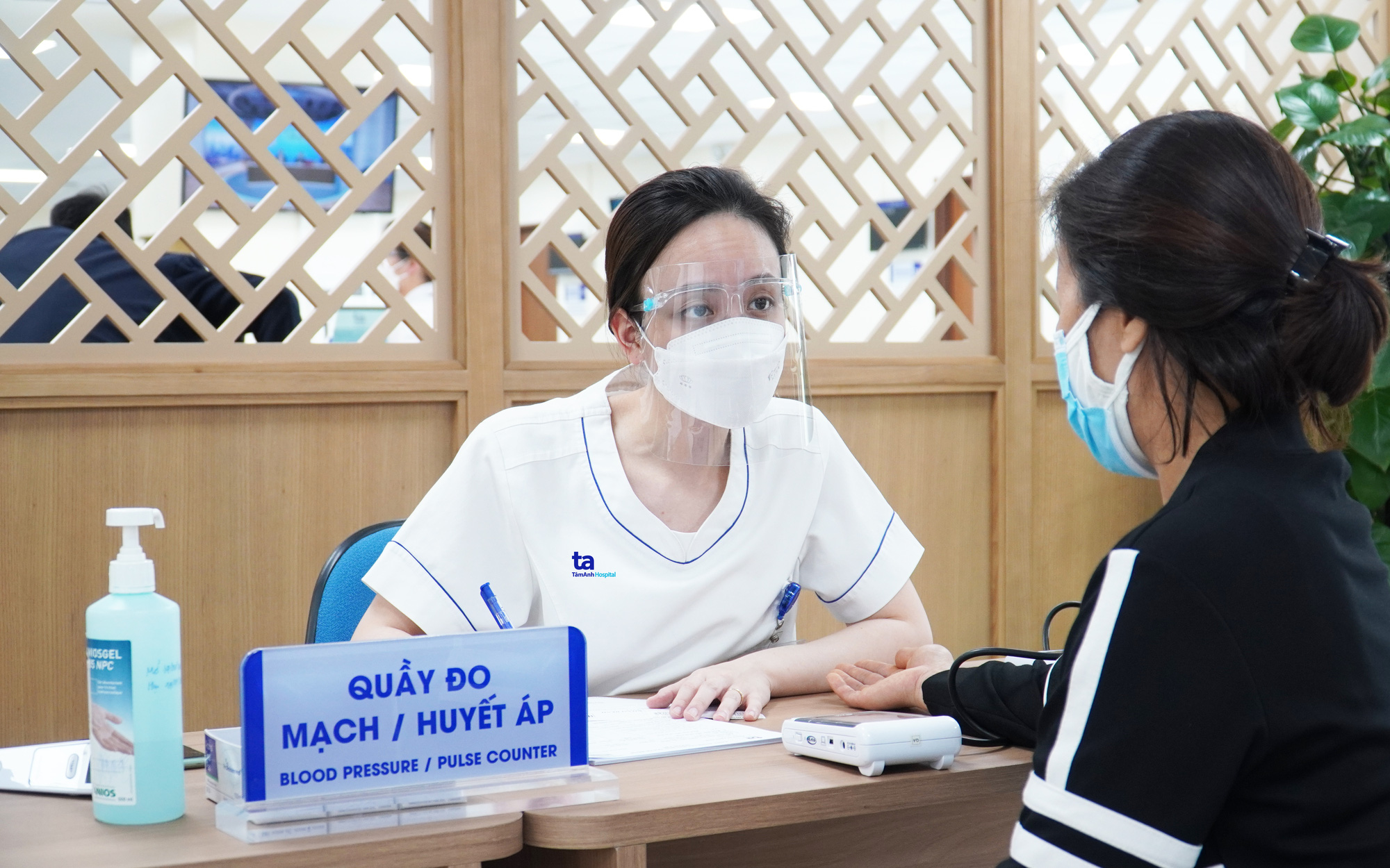 Những người Việt đầu ti&ecirc;n ti&ecirc;m kh&aacute;ng thể đơn d&ograve;ng ph&ograve;ng Covid-19 - Ảnh 2.
