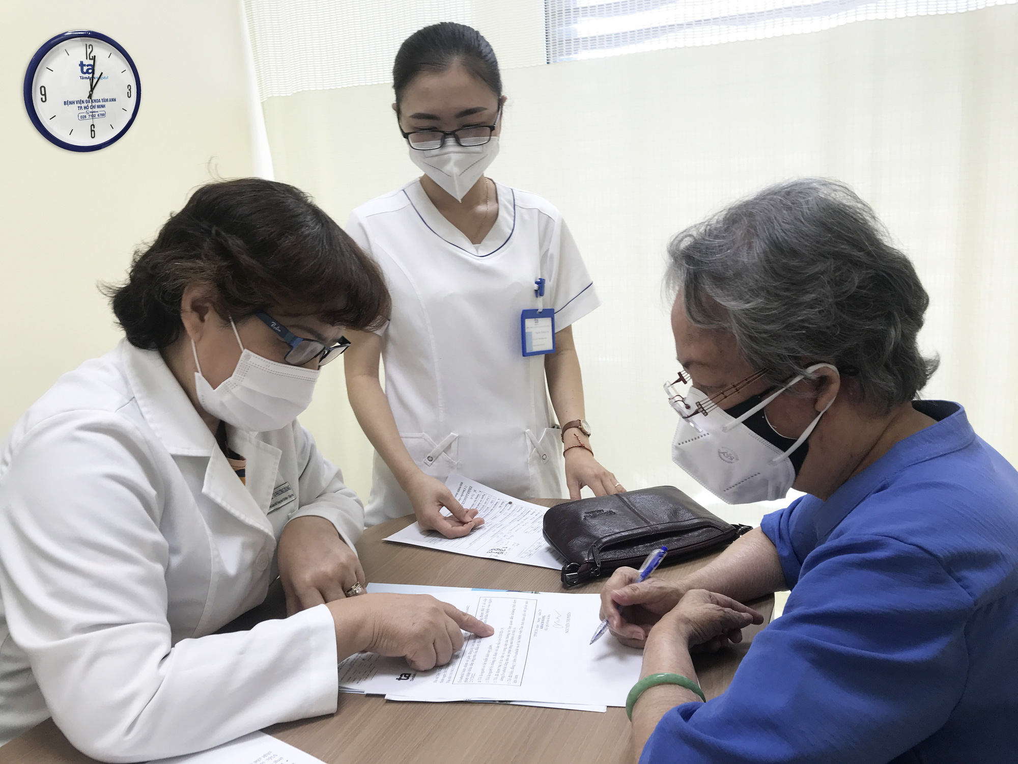 Những người Việt đầu ti&ecirc;n ti&ecirc;m kh&aacute;ng thể đơn d&ograve;ng ph&ograve;ng Covid-19 - Ảnh 1.