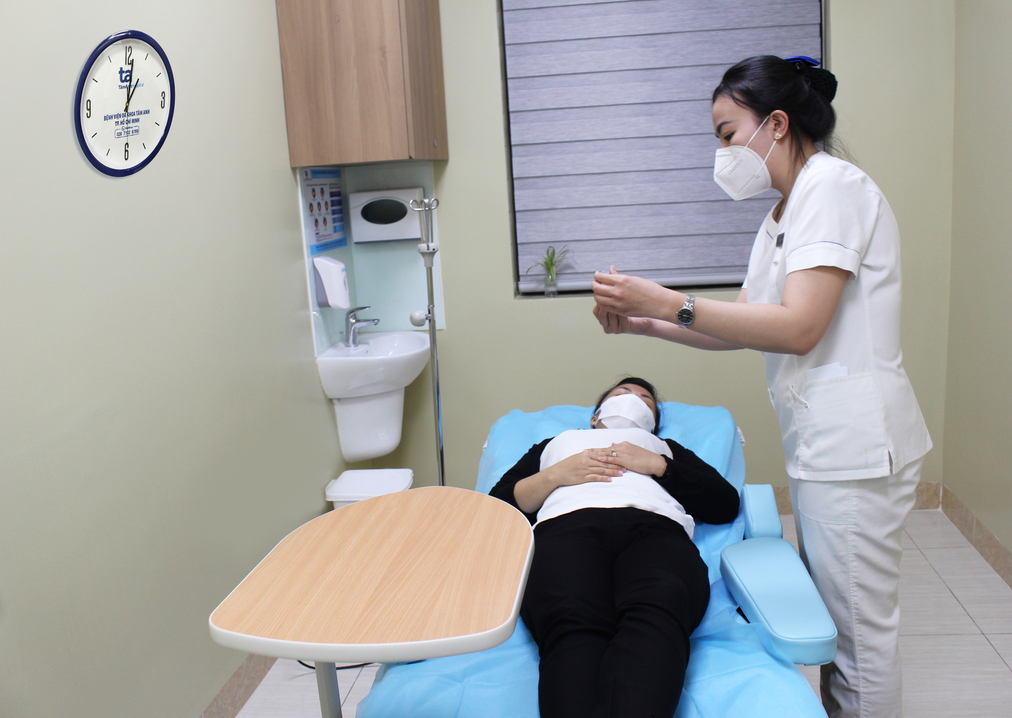 Những người Việt đầu ti&ecirc;n ti&ecirc;m kh&aacute;ng thể đơn d&ograve;ng ph&ograve;ng Covid-19 - Ảnh 4.