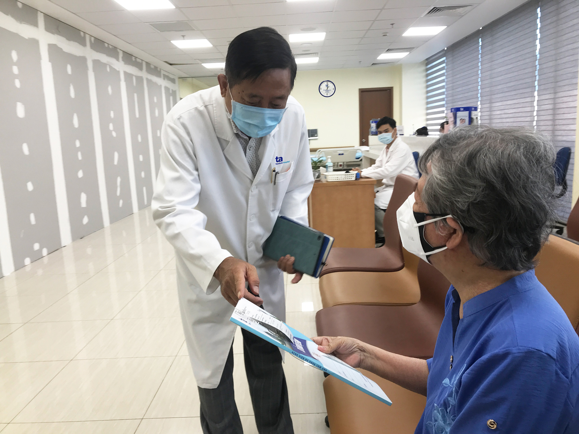 Những người Việt đầu ti&ecirc;n ti&ecirc;m kh&aacute;ng thể đơn d&ograve;ng ph&ograve;ng Covid-19 - Ảnh 5.