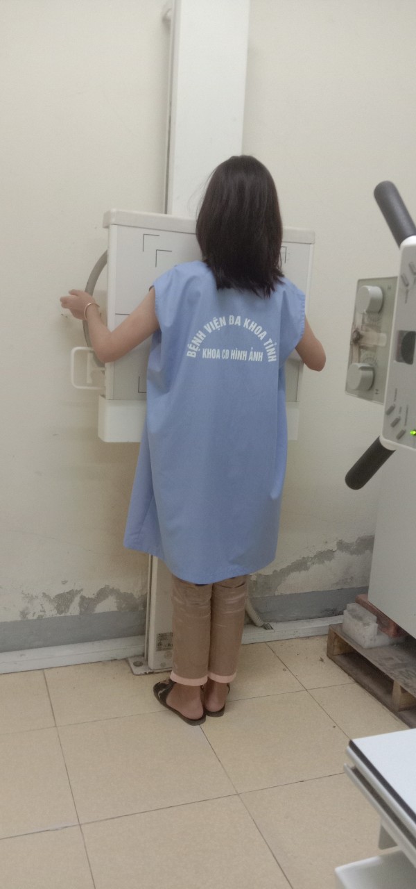 Khởi tố chủ qu&aacute;n tạp h&oacute;a h&agrave;nh hung nữ sinh nhập viện - Ảnh 2.