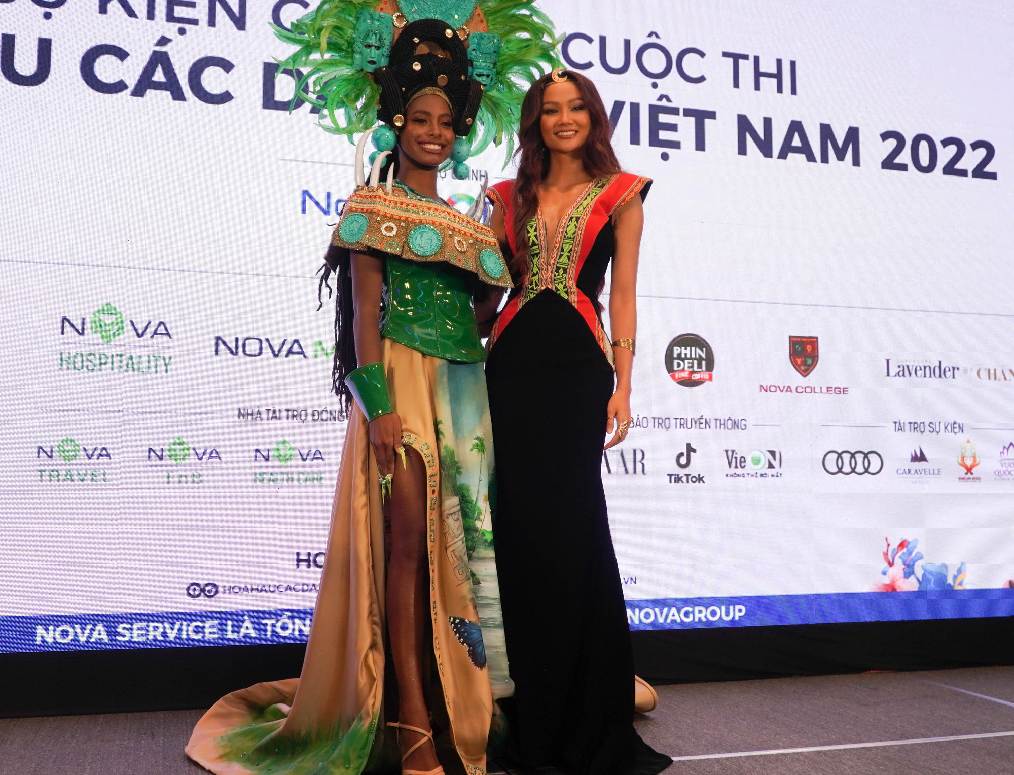 Hoa hậu Tr&aacute;i Đất 2021 l&agrave;m gi&aacute;m khảo Hoa hậu c&aacute;c d&acirc;n tộc Việt Nam 2022 - Ảnh 2.