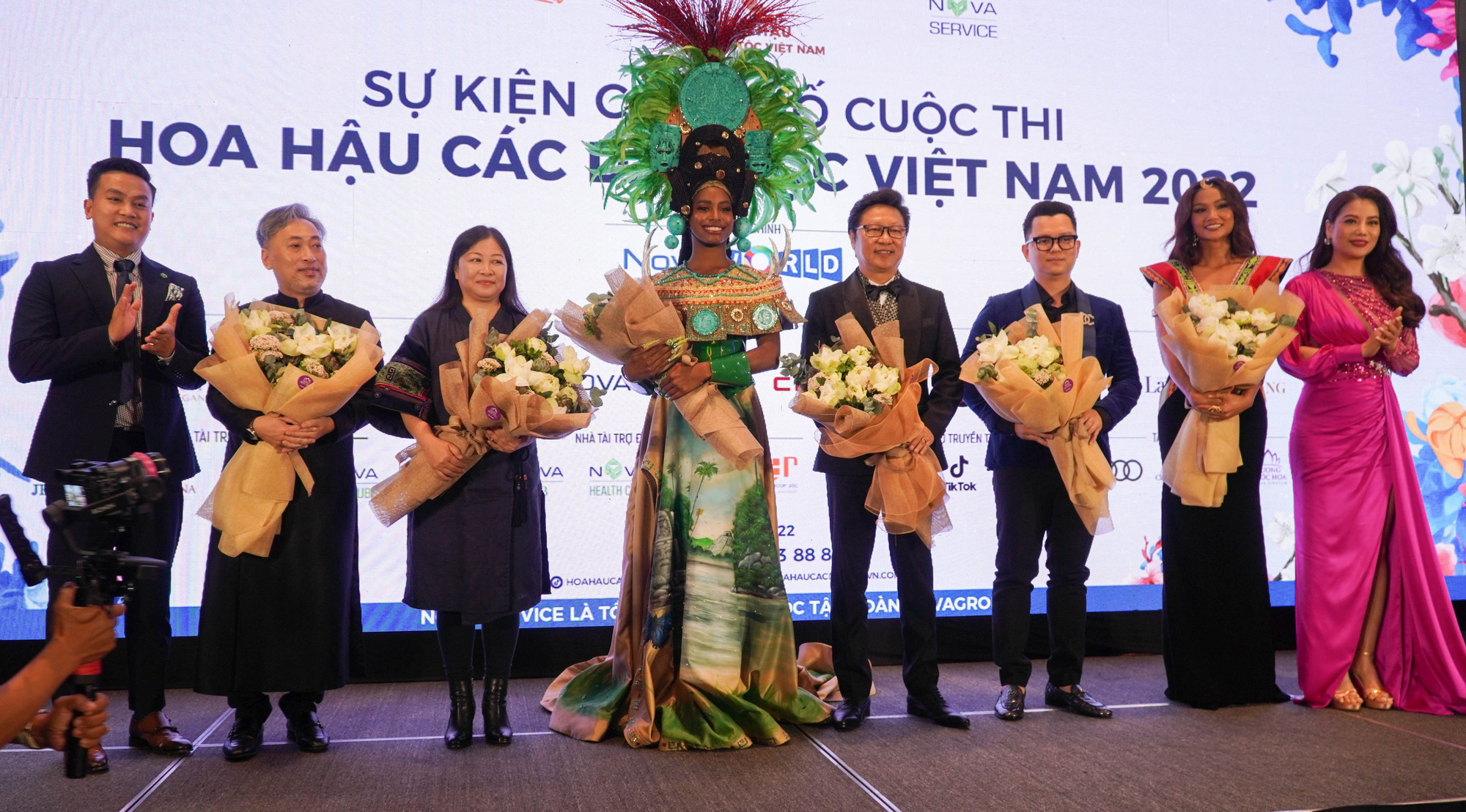 Hoa hậu Tr&aacute;i Đất 2021 l&agrave;m gi&aacute;m khảo Hoa hậu c&aacute;c d&acirc;n tộc Việt Nam 2022 - Ảnh 3.